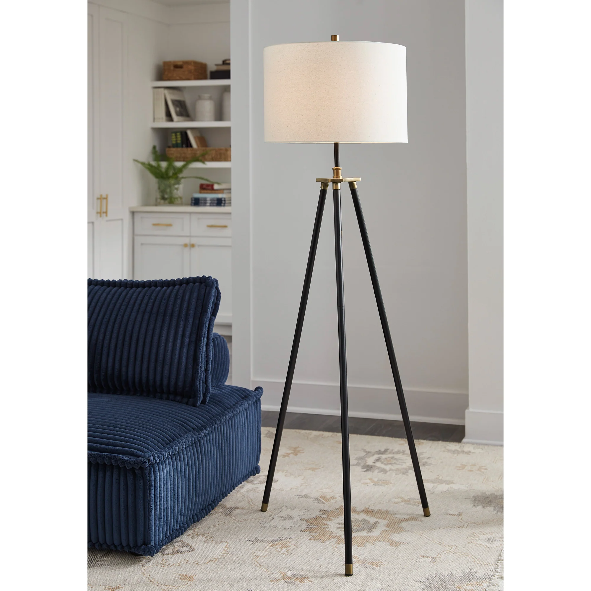 Cashner Floor Lamp - Image 2