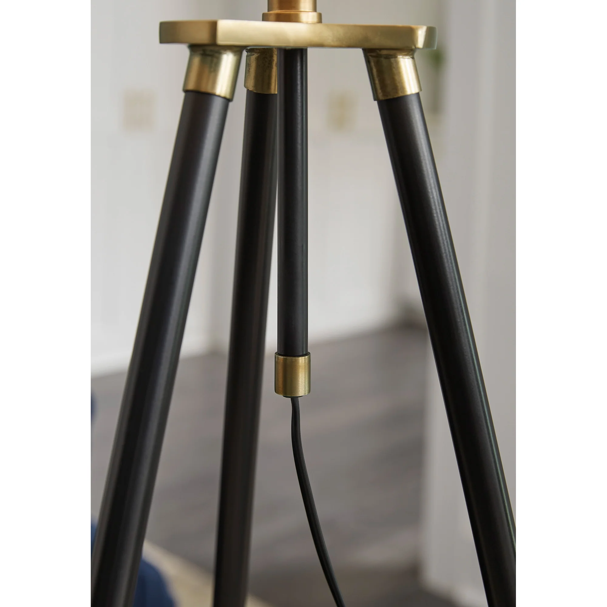 Cashner Floor Lamp - Image 4