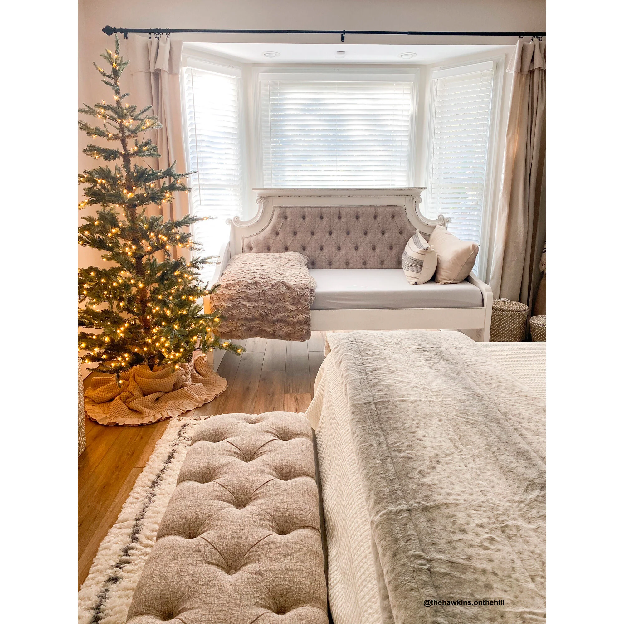 Magnolia Manor Daybed - Image 4