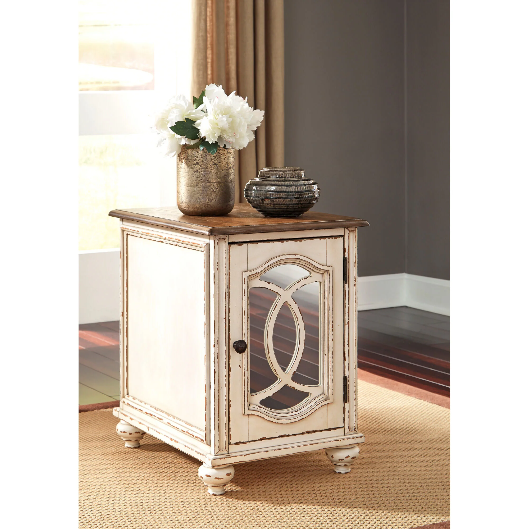Realyn Mirror Chairside End Table - Image 3