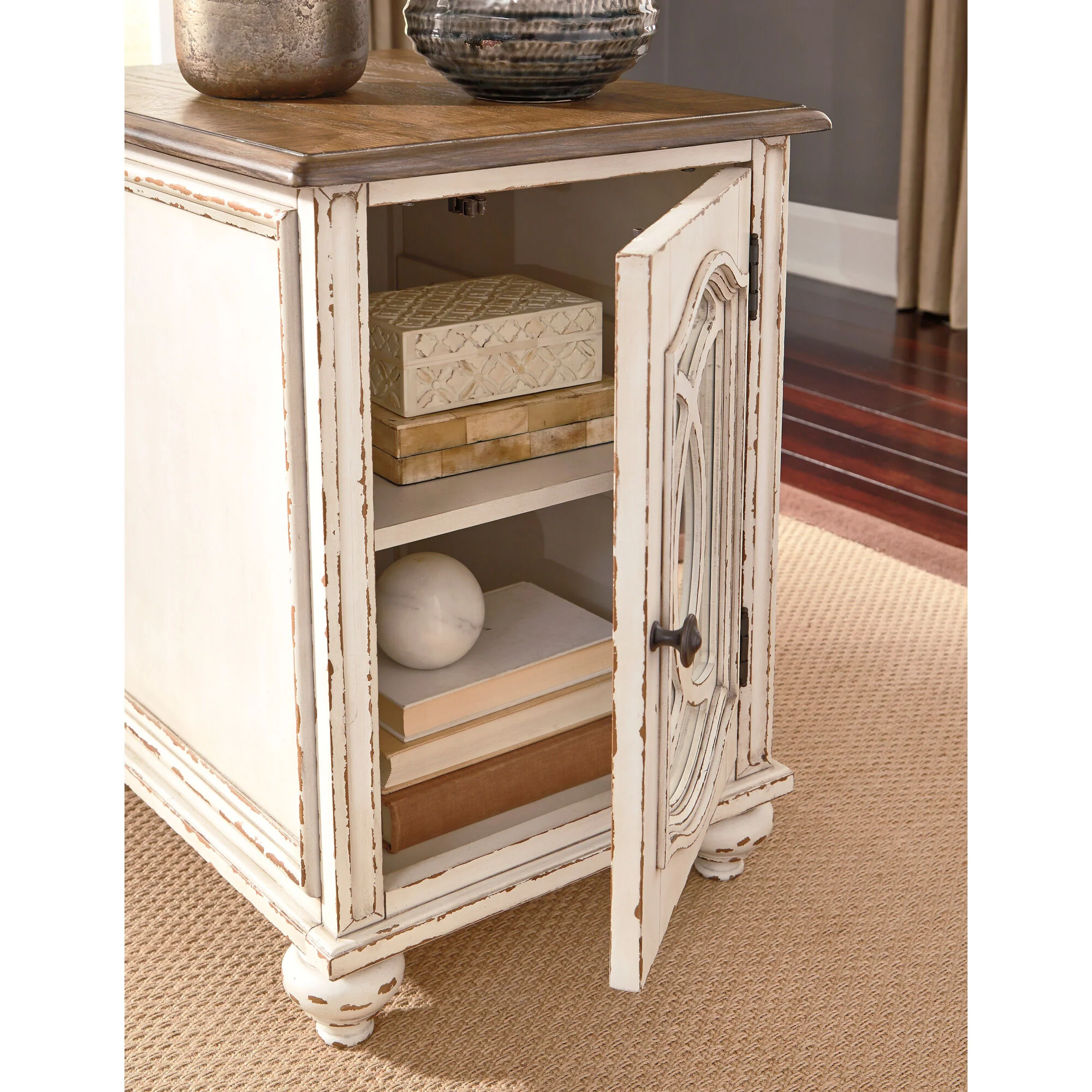 Realyn Mirror Chairside End Table - Image 6