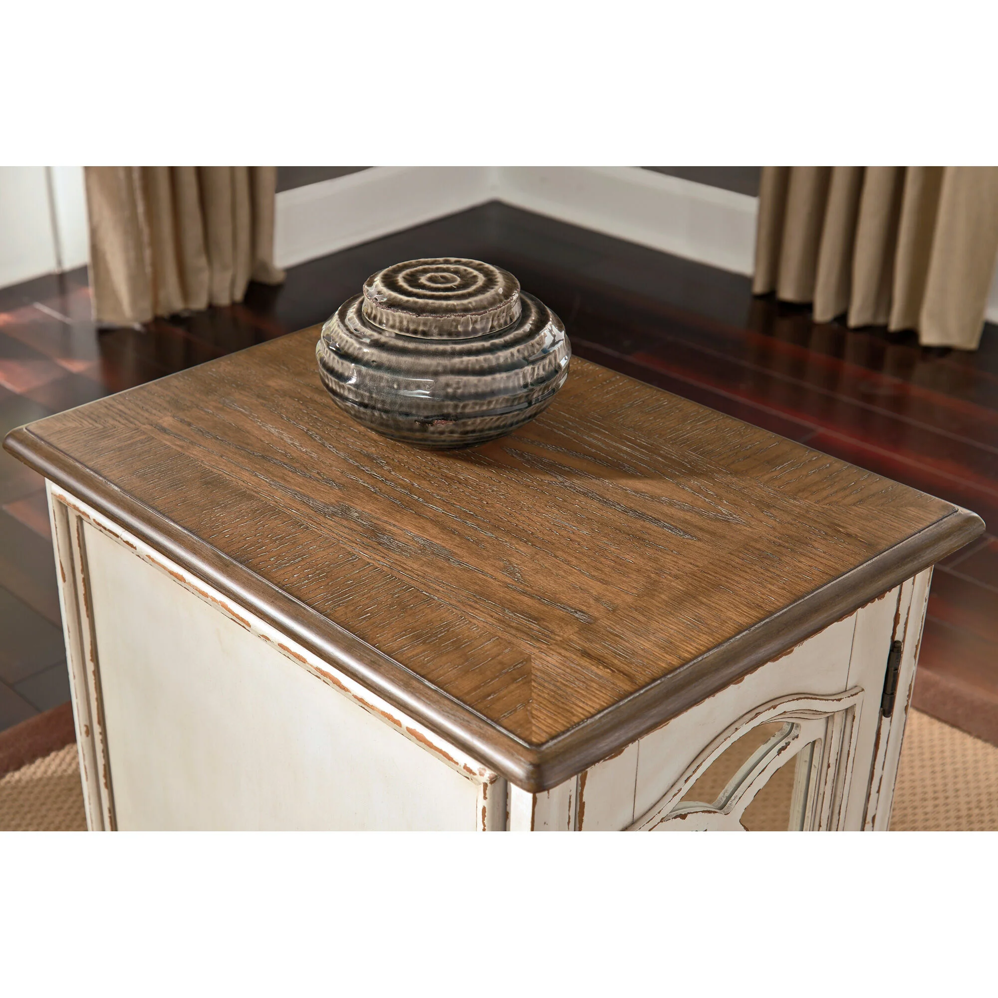 Realyn Mirror Chairside End Table - Image 7
